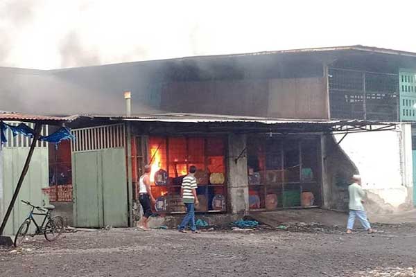 TERBAKAR: Gudang ikan ekspor di Gabion Belawan, saat dilalap api, Senin  (2/3) pagi. fachril/sumut pos