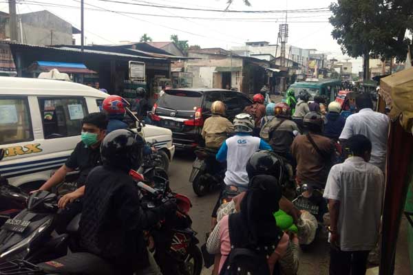 MACET: Suasana kemacetan di Jalan Sakti Lubis Medan. Kemacetan terjadi setelah Jalan Sisingamangaraja Medan ditutup dan pengendara mencari jalan alternatif. Namun warga justru menutup jalan alternatif sehingga terjadi penumpukan kendaraan di lokasi itu. D