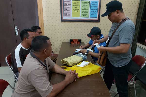 OTT POLDASU: Personel Ditreskrimsus Polda Sumut memeriksa tiga pegawai Dinas Perumahan Rakyat dan Kawasan Pemukiman (Perkim) Labuhan Batu, yang terjaring Operasi Tangkap Tangan (OTT) kasus pungli di Cafe Millenial di Sisingamangaraja Raja, Labuhanbatu, Se