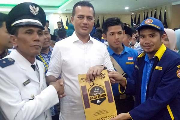 PROMOSI KOPI: Kades Bangun Kecamatan Parbuluan Kabupaten Dairi Japirin Sihotang (kiri) menyerahkan oleh-oleh bubuk Kopi Sidikalang merek ‘Baja’ kepada Wakil Gubernur Sumut Musa Rajekshah di Medan, beberapa waktu lalu.