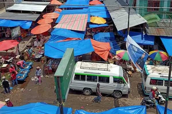 BEROPERASI: Pasar Dolok Sanggul masih beroperasi setiap hari Jumat. Aktivitas masyarakat di sekitaran pasar masih berjalan normal di tengah Covid-19.