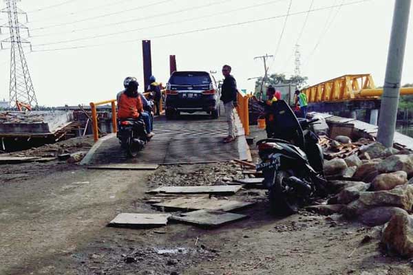 MELINTAS: Kendaraan melintas di atas Jembatan Titi Dua Sicanangan. Bulan depan,  proyek pembangunan jembatan ini ditenderkan. fachril/sumu tpos