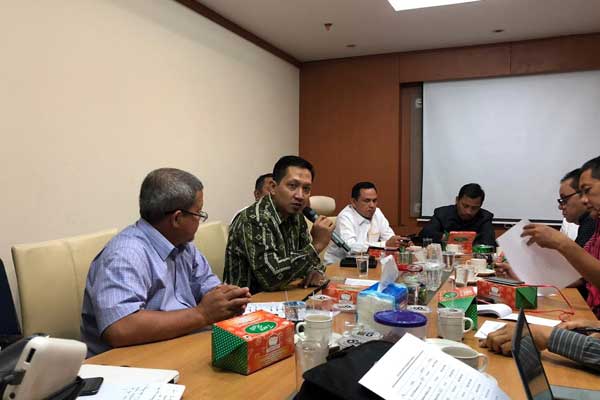 KETERANGAN: Ketua Komisi A DPRD Sumut, Hendro Susanto memberi keterangan kepada wartawan. , Rabu (4/3).  PRAN HASIBUAN/SUMUT POS