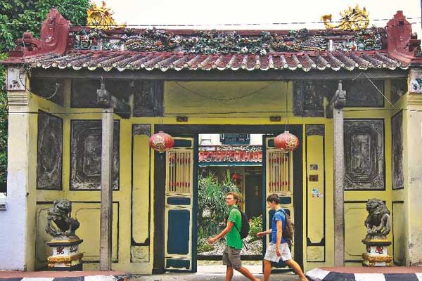 Rumah Tjong A Fie: Turis asing melintas di depan Rumah Tjong A Fie di Jalan  Ahmad Yani Medan. Rumah Tjong A Fie menjadi kawasan heritage.