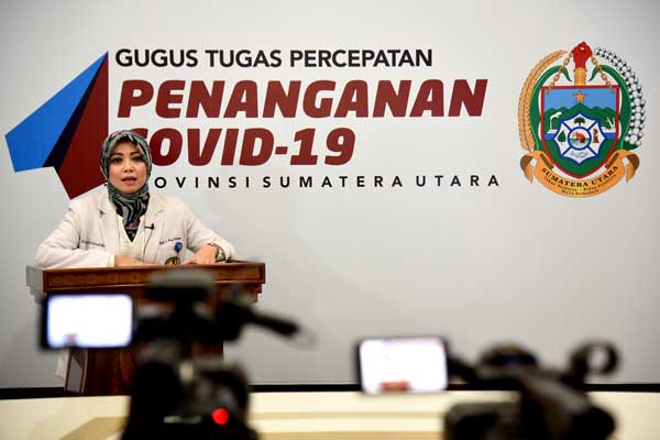 KETERANGAN: Koordinator Medis dan Paramedis Gugus Tugas Percepatan Penanganan Covid-19 Sumut, dr Restuti Saragih, memberi keterangan pers tentang RS GL Tobing yang memiliki standar yang baik dalam merawat PDP Covid-19 di Sumut, di Media Center Kantor Gubs