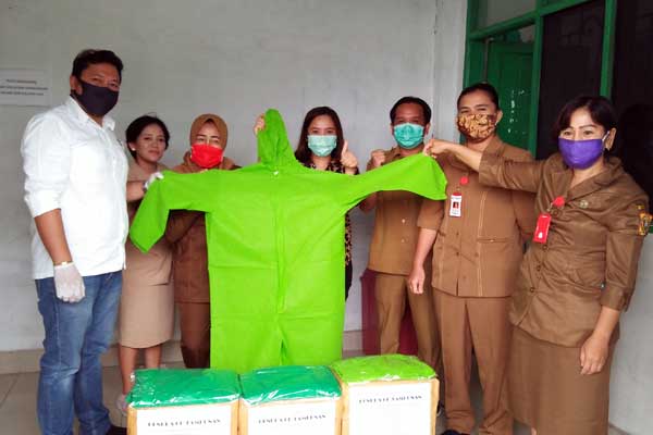 BANTU: Anggota DPRD Dairi dari fraksi PDIP, Hendra Tambunan (kiri) menyerahkan bantuan APD sebanyak 100  buah baju hasmat ke petugas medis di RSUD Sidikalang.  RUDY SITANGGANG/SUMUT POS