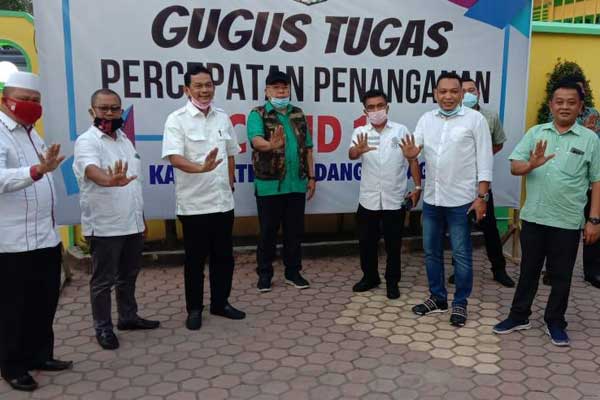 DIABADIKAN: Sejumlah anggota DPRD Sumut diabadikan bersama Bupati Sergai, Ir H Soekirman di posko gabungan gugus tugas Covid-19 Sergai, Kamis (16/4).