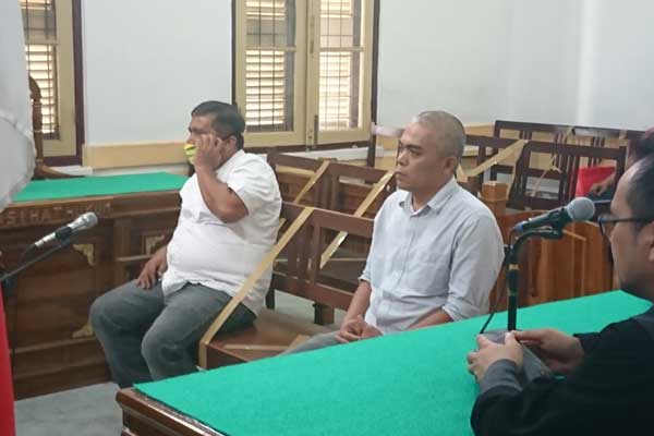SIDANG KORUPSI: Dua terdakwa korupsi pembangunan jembatan, menjalani sidang putusan di Pengadilan Negeri Medan, Kamis (2/4).