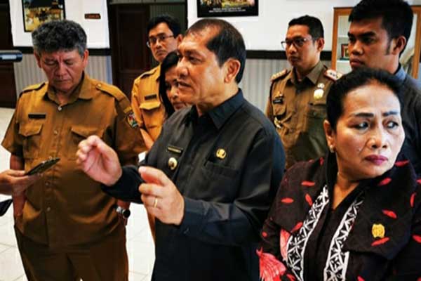 BERI KETERANGAN: Bupati Karo,  Terkelin Brahmana memberikan keterangan terkait  akan memperpanjang masa siaga darurat Covid-19 di Kabupaten Karo, dan  akan merombak susunan pengurus Gugus Tugas Percepatan Penanganan Covid-19, Senin (30/3).