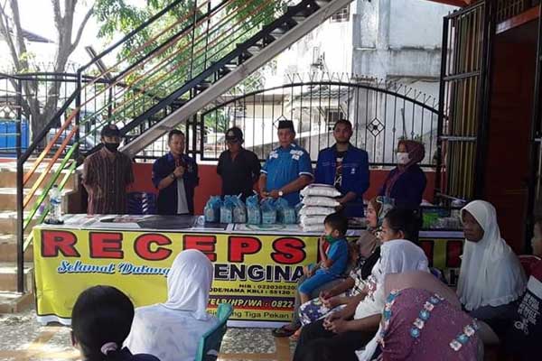 SEMBAKO GRATIS: Panitia pembagian sembako gratis yang digelar H Syahlan Siregar bersama drg H Iskandar Muda Siregar di Perbaungan, kemarin.   surysa/sumut pos