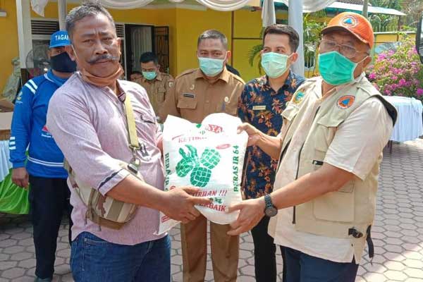 BANTUAN: Ketua Gugus tugas Covid-19, Bupati Sergai Ir H Soekirman menerima bantuan beras dari Afner (Mener) di posko penanganan Covid-19, Senin (13/4). Surya/Sumut Pos