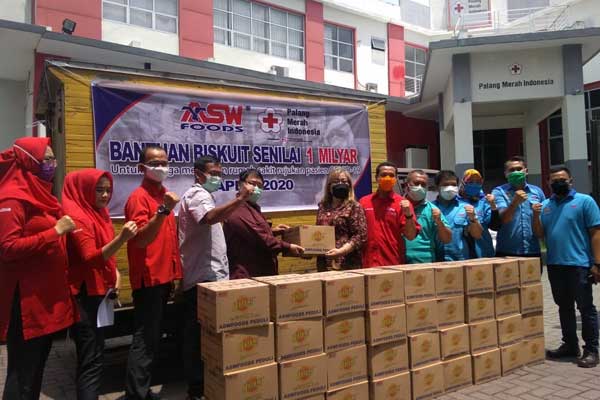 SERAHKAN: Marketing Area PT ASW Food, Mario mendampingi Manager Legal, Teti dan Area Sales Manager Putu serahkan bantuan kepada PMI Kota Medan, Rabu (15/4).