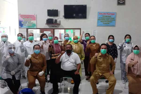 SEMANGAT: Kadis Kesehatan Medan Edwin Effendi dan Ketua Fraksi Demokrat DPRD Medan Burhanuddin Sitepu bersama pegawai Puskesmas PB Selayang II, Senin (13/4). ADE ZULFI AS/Sumut pos