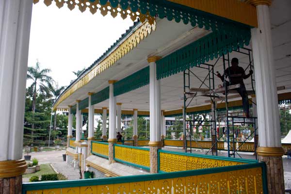 PERBAIKI: Pekerja sedang memperbaiki atap Pendopo Lapangan Merdeka Medan, beberapa waktu lalu.