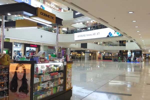 SEPI: Aktivitas Plaza Medan Fair sepi pengunjung, Selasa (31/3).  bagus syahputra/sumut pos
