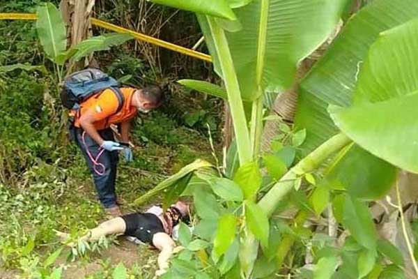 JASAD: Polisi saat mengindentifasi jasad korban diduga dibunuh di Pancurbatu, Minggu  (12/4).