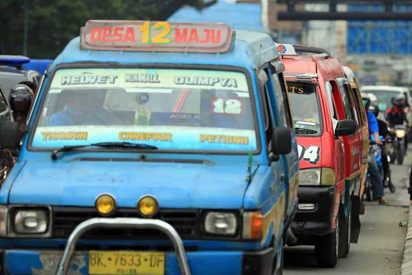 ANGKOT: Angkot berjajar mencari penumpang di salah satu jalan di Kota Medan, beberapa waktu lalu. Triadi wibowo/sumut pos