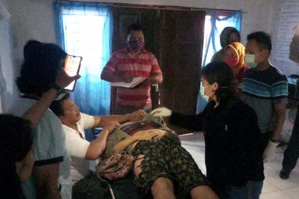 DIBAWA ke RS: Korban disambar petir dibawa ke RSUD Doloksanggul.