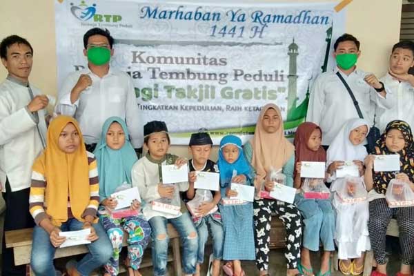 BERBAGI: Remaja Tembung Peduli berbagi takjil kepada masyarakat dan anak yatim serta duafa.