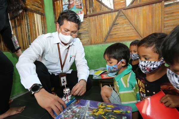 EDUKASI: SVP Sekretariat Perusahaan Pelindo 1, Imron Eryandy hadir mengedukasi pelabuhan dan dunia maritim kepada anak-anak yang ada di pinggiran Sungai Deli Medan,  baru-baru ini.  istimewa/sumut pos