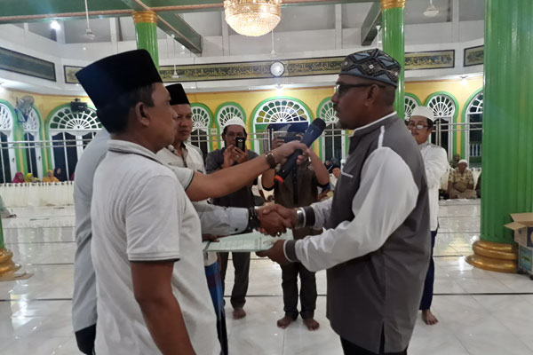 TERPILIH: Ketua BKM Masjid Ubudiyah Pangkalan Brandan periode 2020-2025, H. Syahrun Hakim SH, menerima amanah dari para jemaah peserta sidang pemilihan Ketua BKM.  ILYAS EFFENDY/ SUMUT POS.