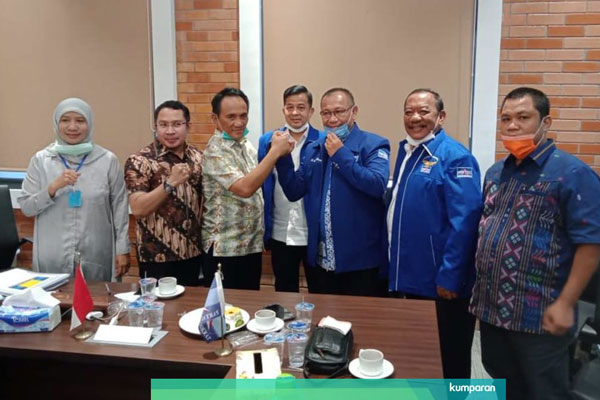 SALAM KOMANDO: Akhyar Nasution salam komando dengan Ketua Bappilu DPP Partai Demokrat, Andi Arief, didampingi Wasekjend DPP Demokrat Irwan, Plt Ketua DPD Partai Demokrat Sumut Herri Zulkarnain Hutajulu, Ketua DPC Partai Demiokrat Medan Burhanuddin Siteou