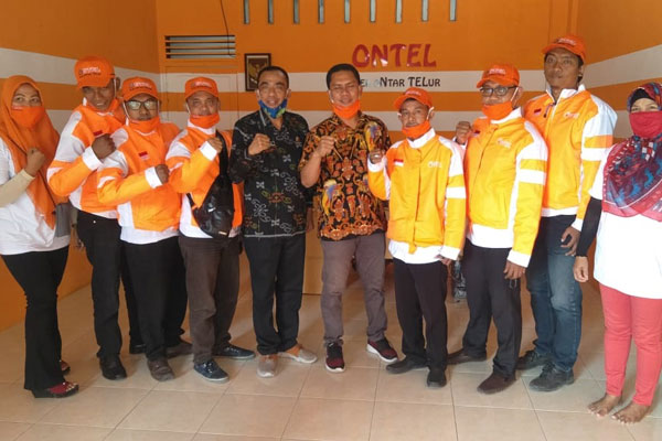 Bersama: Arin Fitranti (kanan),  Ajie (lima dari kanan), Plt Kadis Koperasi dan UKM Sumut, Dr M Ridha Haykal Amal (lima dari kiri), dan mitra Ontel.
