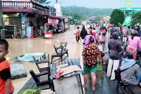 BANJIR: Warga Kelurahan Bandar Durian mengevakuasi harta benda  mereka saat dilanda kebanjiran, Jumat (24/7).