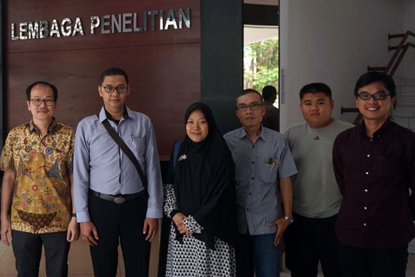 FOTO BERSAMA: Dari kiri ke kanan, Direktur PT MMP, Sutristo, Ketua Peneliti Riset, Imam Bagus Sumantri, Peneliti Farmasi USU, Lia Laila, Wakil Direktur PT AR, Asep Aripin, James Riady, peternak ikan gabus, dan Scientific Affairs Manager PT MMP, Guntur Ber