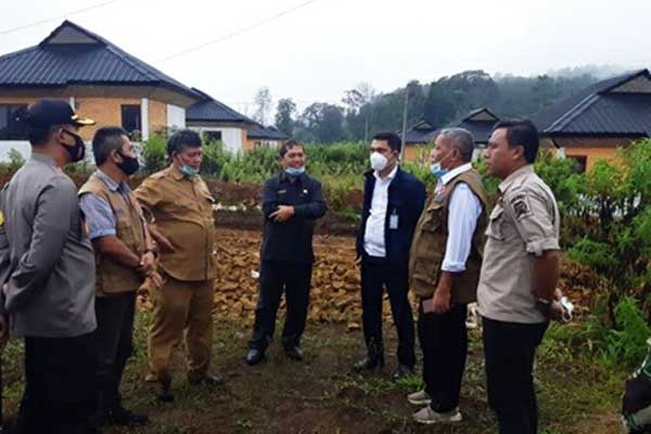 TINJAU: Bupati Karo Terkelin Brahmana didampingi Asisten Deputi Penanganan Bencana Kementerian Koordinator Bidang Pembangunan Manusia dan Kebudayaan (Kemenko PMK) Nelwan Harahap, Direktur Pemulihan dan Peningkatan Fisik BNPB Ali Bernadus, Kepala BPBD Suma