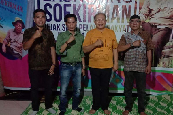 DIABADIKAN: Pengurus DPD APPSI Sergai diabadikan foto bersama dengan Bupati Sergai Ir H Soekirman dikediamannya Jl Coklat Kelurahan Batang Terap Perbaungan, Selasa (7/7) malam. surya/ SUMUT POS.