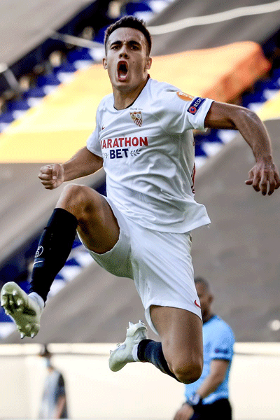 SELEBRASI: Pemain Sevilla, Sergio Regu, selebrasi usai mencetak gol pembuka kemenangan timnya atas AS Roma pada laga Babak 16 Besar Liga Europa. Pada pertandingan ini, Sevilla menang dengan skor 2-0.