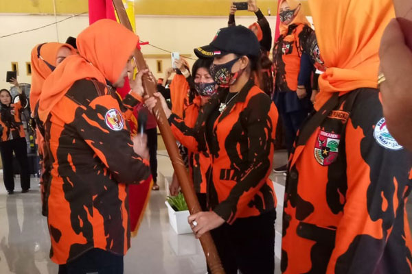 ILYAS EFFENDY/ SUMUT POS SERAHKAN: Ketua DPW Srikandi PP Sumut, menyerahkan bendera Pataka kepada Ketua DPC Srikandi PP Langkat.