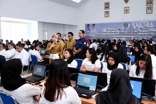 UJIAN: Sekdaprovsu, R Sabrina, membuka pelaksanaan ujian SKD bagi pelamar CPNS lingkungan Pemprovsu, Februari 2020 lalu.