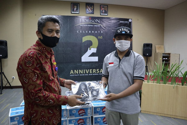 SERAHKAN: Pjs General Manager Horison Sky Kualanamu - Medan,Endrizal menyerahkan masker kepada perwakilan Yayasan EL Tawheed Foundation.