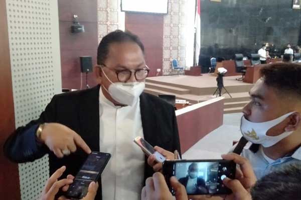 SWAB MASSAL: Ketua DPRD Sumut Baskami Ginting saat diwawancarai wartawan, beberapa waktu lalu. Sekretariat DPRD Sumut akan melakukan swab masal hari ini, Selasa (29/9).