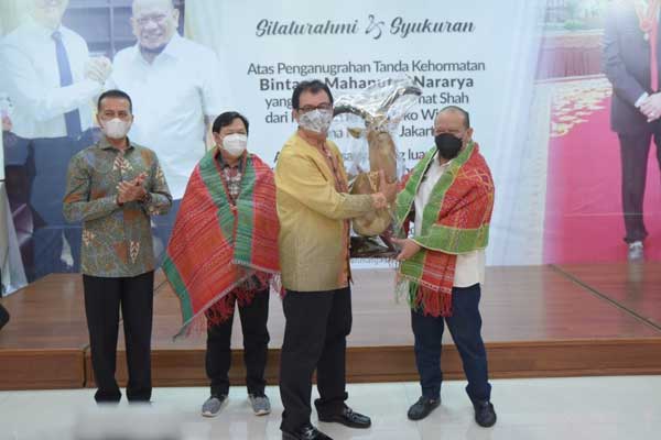 CINDERAMATA: Rahmat Shah didampingi Wagubsu, Musa Rajekshah, menyerahkan  cenderamata kepada Ketua DPD RI, La Nyalla Mattalitti, saat berkunjung ke Rahmat International Wildlife and Gallery, Jl. S Parman Medan, Selasa (15/9) malam.