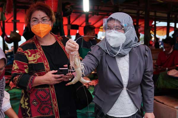 KUNJUNGI: Sekdaprov Sumut R Sabrina saat mengunjungi beberapa kawasan wisata di Kota Gunungsitoli, Kepualauan Nias, Rabu (9/9).