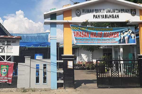 DEPAN: RSUD Panyabungan yang ditutup sementara karena 11 tenaga kesehatannya positif Corona.