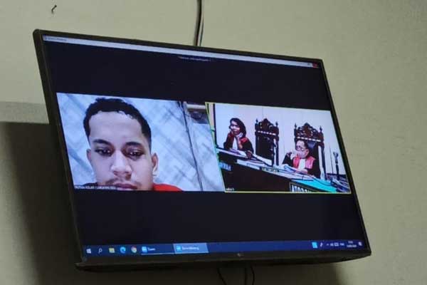 SIDANG:  Rahmat Hidayat alias Aleh Youtuber asal Medan (layar monitor) menjalani sidang lanjutan, Kamis  (24/9).