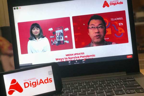 SVP Digital Advertising Banking and Data Solutions Telkomsel Ronny W. Sugiadha (kanan) saat memaparkan solusi digital yang customer-centric bagi seluruh pelanggan segmen business-to-business (B2B) melalui layanan Telkomsel DigiAds yang terus memperkuat po