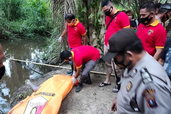 EVAKUASI: Personel Polres Tebingtinggi, Polsek Bandar Khalifah, dan Inafis Polres Tebingtinggi saat melakukan evakuasi mayat di perkebunan sawit PT Tambira, Dusun Hutabagasan, Kecamatan Bandar Khalifah, Sabtu (19/9).