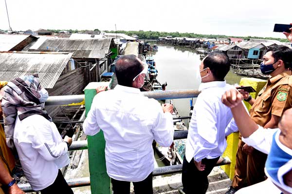 TINJAU: Gubernur Sumut, Edy Rahmayadi, didampingi Pjs Walikota Medan, Arief Sudarto Trinugroho, meninjau perkampungan warga di Lorong Ujung Tanjung 2 Bagan Deli Belawan yang kerap terkena banjir rob, Selasa (20/10).
