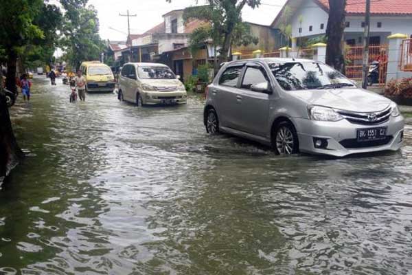 BANJIR: Jalan Bunga Cempaka saat banjir.  Jalan ini juga kondisinya berlubang.