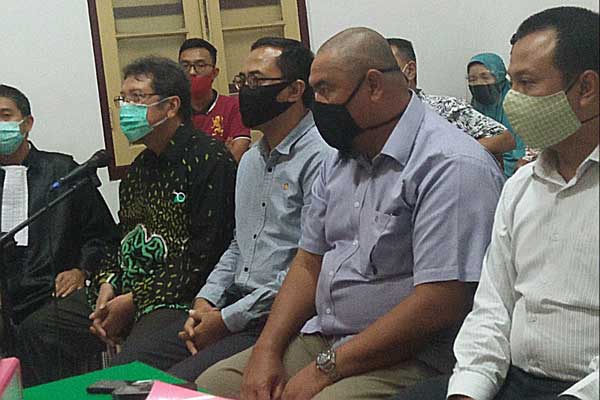 SIDANG: Dari kiri ke kanan, mantan Komut Bank Sumut, Reza Pahlevi, mantan Dirut Bank Sumut, Edie Rizliyanto, mantan Direktur Pemasaran Bank Sumut, Abdi Ritonga dan Kabag Operasional pada Divisi Kredit, Aris Krismana, memberikan kesaksian pada persidangan,
