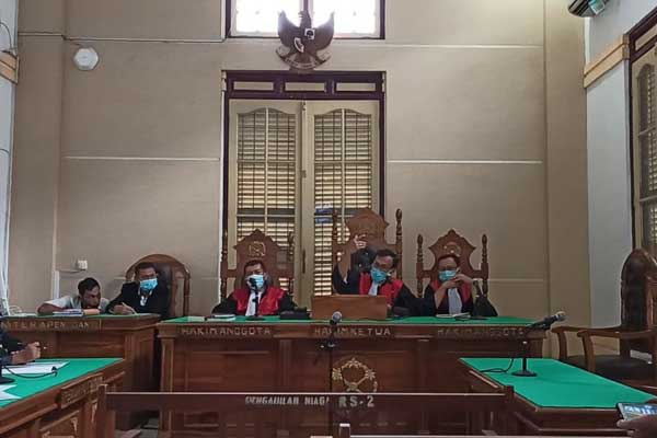 SIDANG: Mantan Wali Kota Medan, Dzulmi Eldin menjalani sidang PK di PN Medan, Rabu (30/9).agusman/sumut pos.