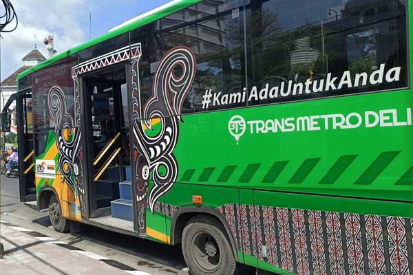 Bus BTS: Buas BTS saat berhenti di halte depan Kantor Pos Besar Kota Medan, Selasa (17/11).  Sejak Senin (16/11), sebanyak 35 Bus BTS sudah beroperasi di Kota Medan.