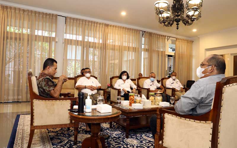 RUPS-LB: Wakil Gubsu, Musa Rajekshah memimpin RUPS-LB PT Pembangunan Prasarana Sumatera Utara, Rabu (18/11), di Rumah Dinas Wagubsu, Jalan Teuku Daud Medan.