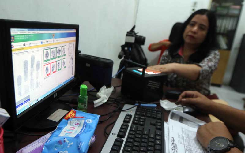 REKAM DATA: Seorang warga saat melakukan perekaman data pembuatan KTP elektronik (e-KTP) di Kantor Dinas Kependudukan dan Catatan Sipil (Disdukcapil) Kota Medan, beberapa waktu lalu.