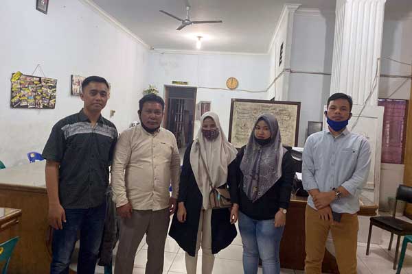 DAMPING: Sukma Rizkiyanti Hasibuan dan Oktarina Sari (tengah), didampingi penasihat hukumnya dari LBH Medan di RTP Polrestabes Medan.